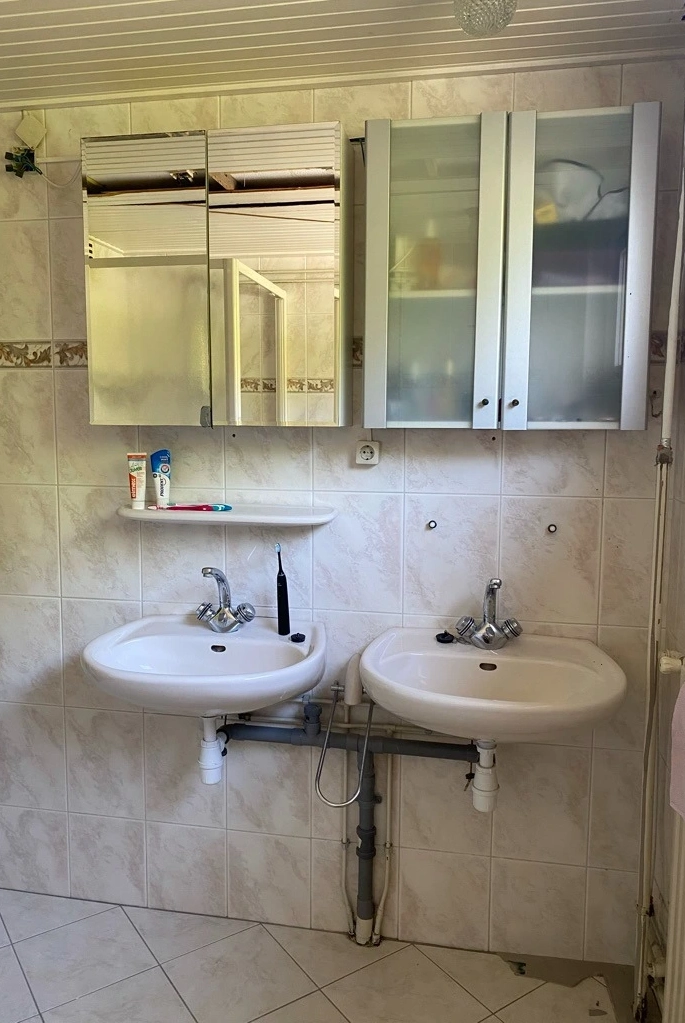 Badkamer renovatie Noordwijkerhout voor - Augustinus Verbouw & onderhoudwebp kopie